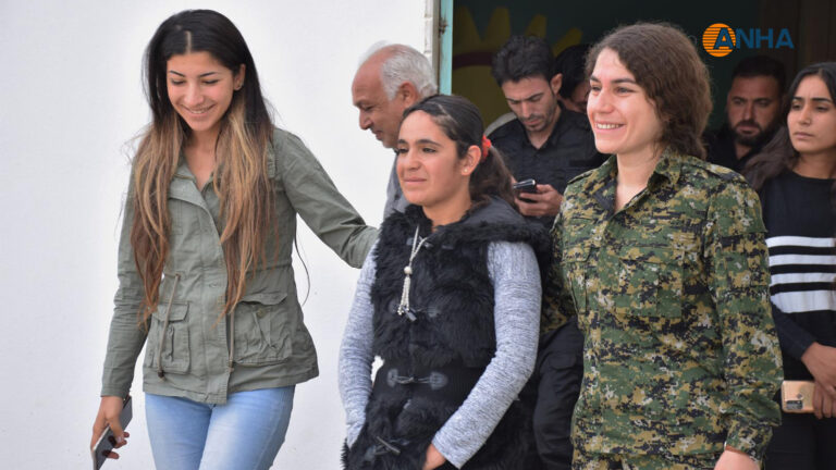 ROJAVA. Une jeune Yézidie sauvée de DAECH retourne à Shengal