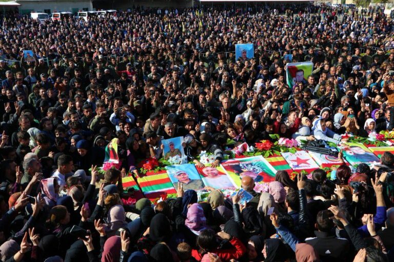 ROJAVA. Enterrement solennel des victimes des frappes de la Turquie à Dêrik