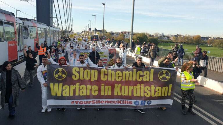 Des dizaines de milliers de Kurdes marchent à Düsseldorf pour la fin de l’utilisation des armes chimiques au Kurdistan