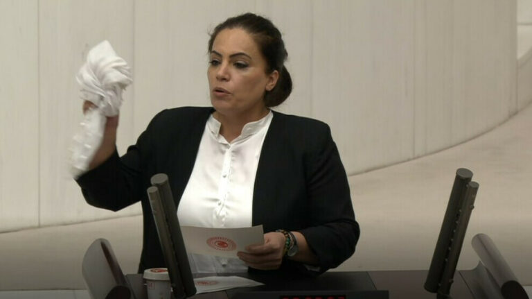 TURQUIE. Une députée jette son voile blanc pour protester contre la guerre anti-kurde