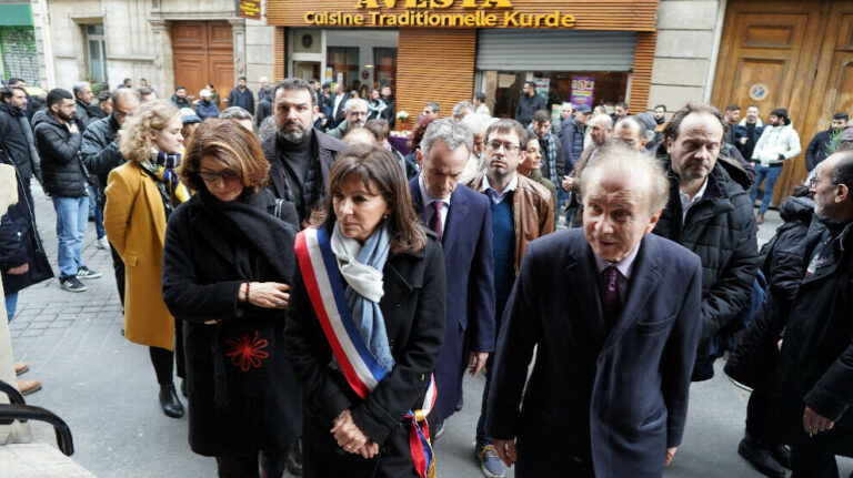 PARIS. Anne Hidalgo se rend au centre kurde pour un hommage aux victimes de l’attentat de la rue d’Enghien