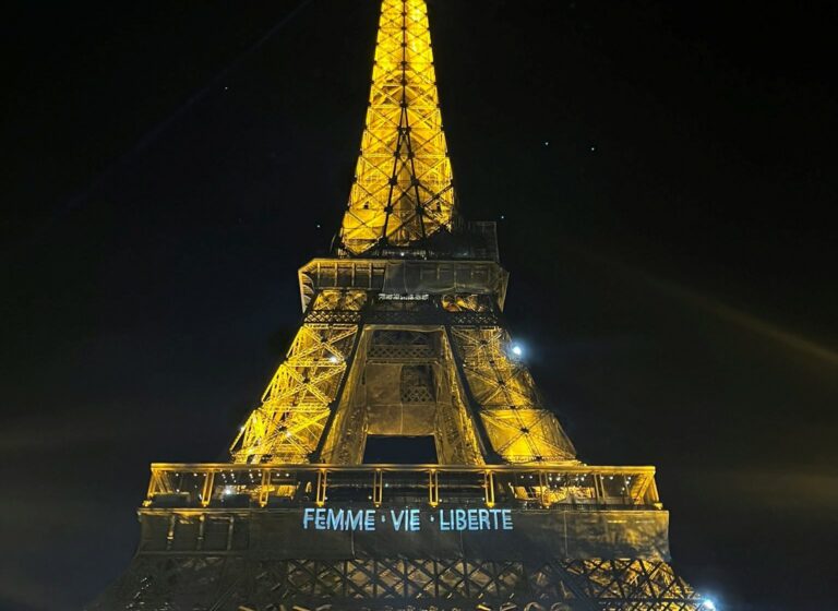 PARIS. Le slogan « femme, vie, liberté » illumine la Tour Eiffel en soutien à la révolution féministe d’Iran