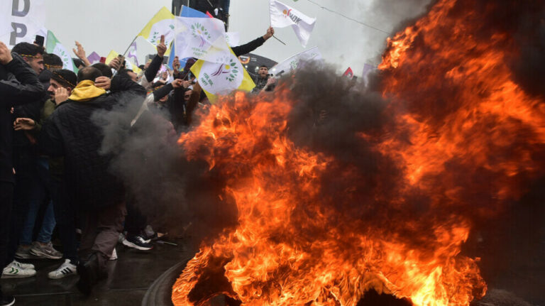 TURQUIE. La police arrête 200 Kurdes lors des célébrations du Newroz à Istanbul