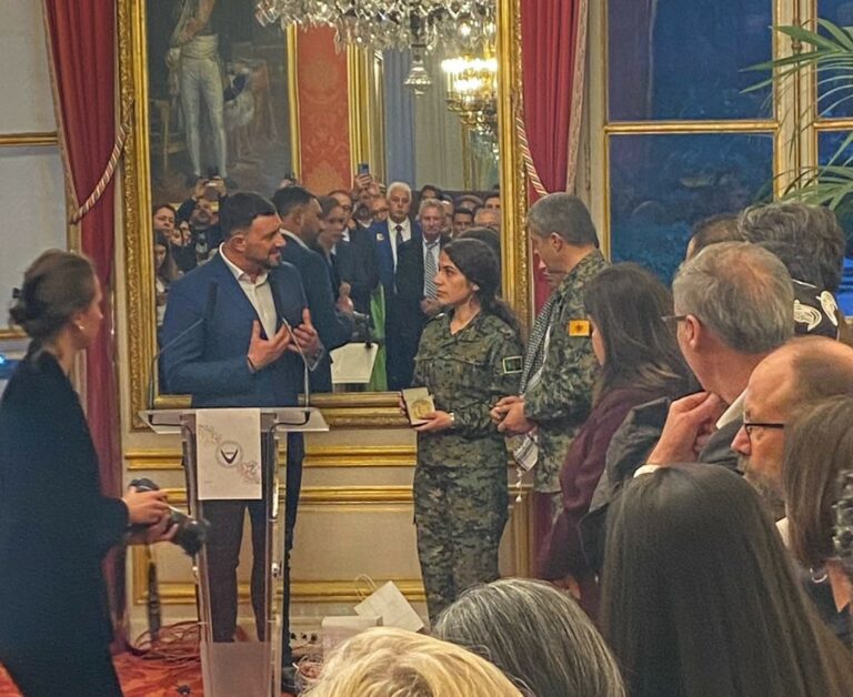 PARIS. Les commandants des YPJ et YPG décorés au Sénat lors de la réception du Nouvel-an kurde