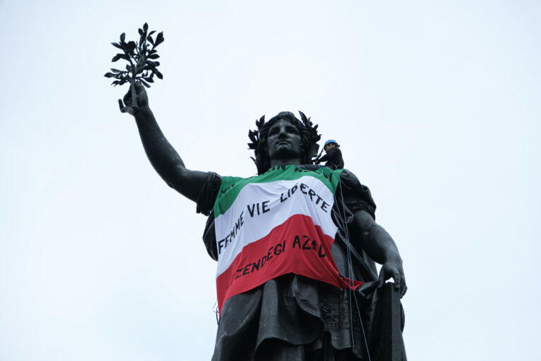 PARIS. La police arrache la devise « femme, vie, liberté » accrochée à la statue de la République