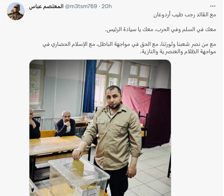 TURQUIE. Un mercenaire syrien se fait photographier en votant pour Erdoğan aux élections turques