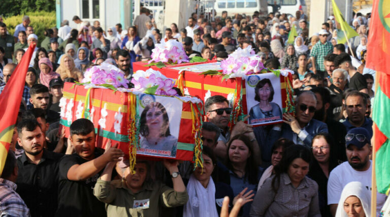 ROJAVA. Inhumation de deux cadres kurdes tuées par un drone turc