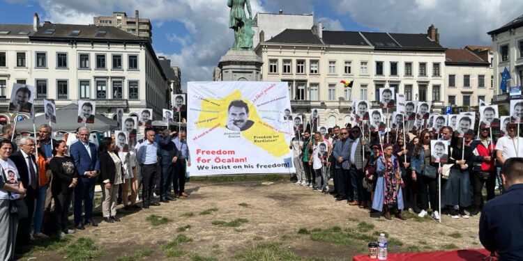 Conférence de presse pour Ocalan devant le Parlement européen