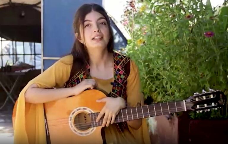 ROJAVA. Une jeune musicienne kurde d’Afrin poursuit ses rêves dans un camp de réfugiés