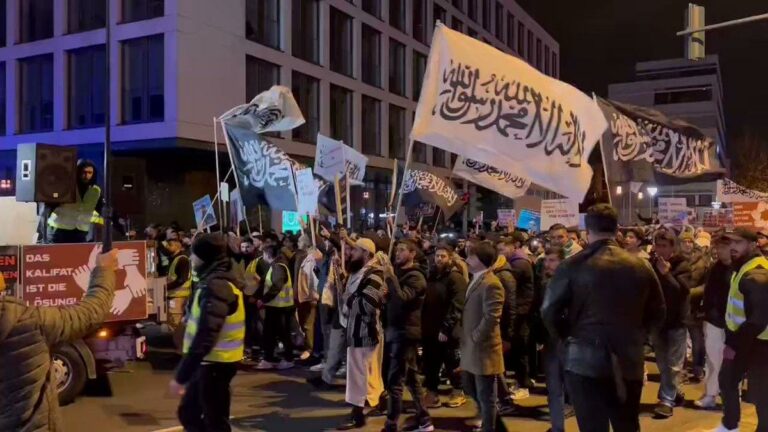 Drapeaux de l’Al-Qaïda brandis lors d’une manifestation pour Gaza en Allemagne