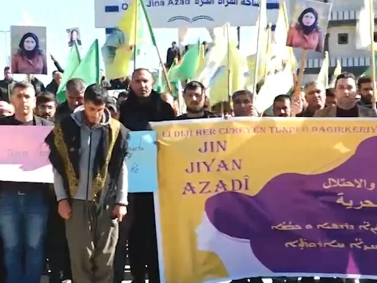 ROJAVA. A Kobanê, les hommes marchent contre la domination patriarcale