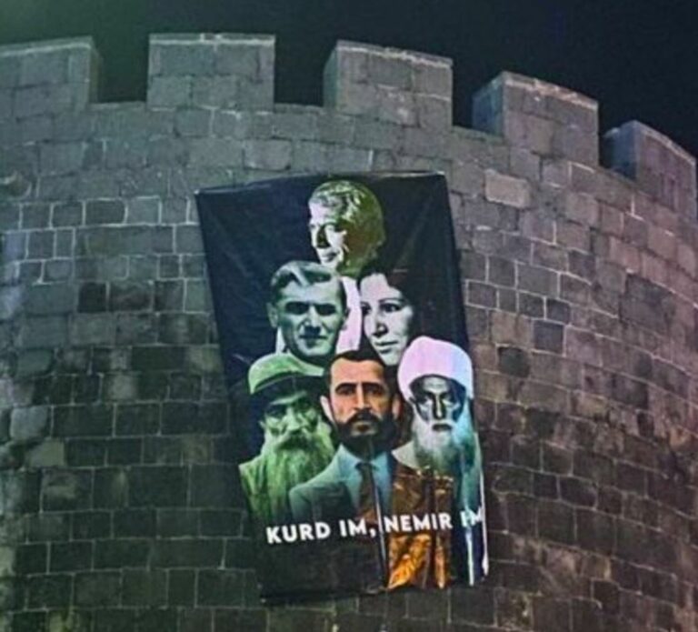 TURQUIE. Des photos des héros kurdes accrochées aux remparts de Diyarbakir