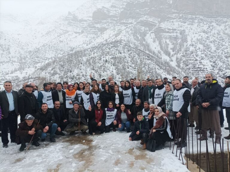 TURQUIE. Les Kurdes marchent pour la liberté malgré la neige qui s’abat sur le Kurdistan