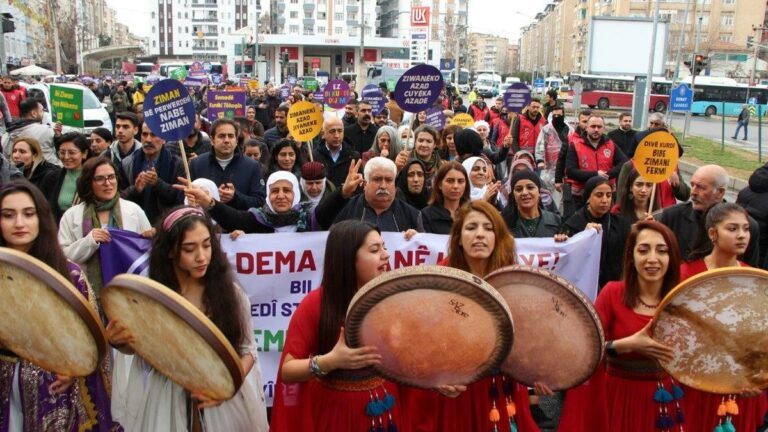 TURQUIE. Diyarbakır marche pour le Kurde à l’occasion de la Journée internationale de la langue maternelle