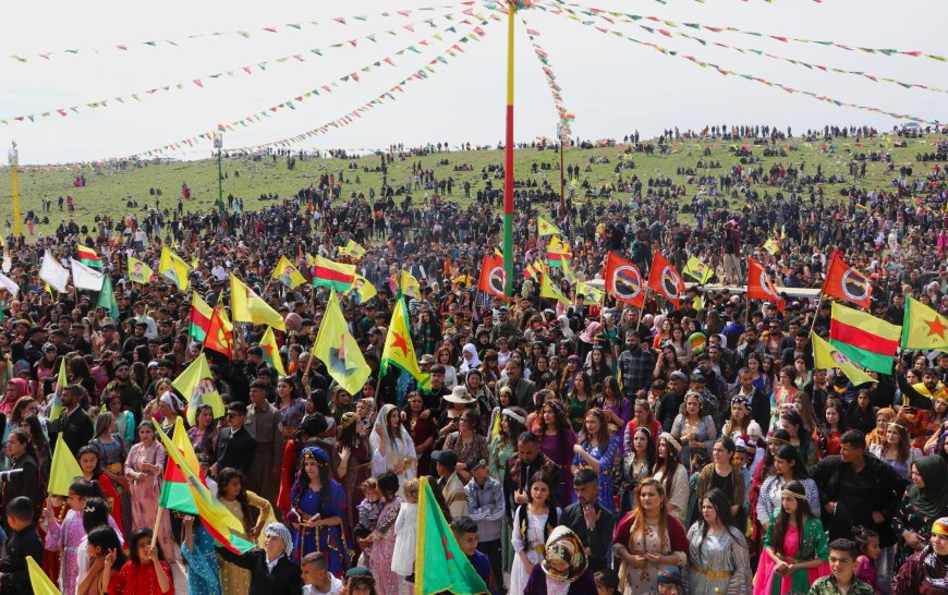 La gente del Rojava celebra insieme il Newroz 2024. L'origine della festa