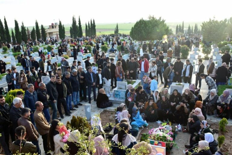 AID AL-FITR. Le Rojava rend hommage aux martyrs de la révolution (Photos)