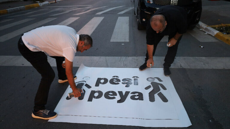 TURQUIE. Signalisations routières en langue kurde peintes à Istanbul