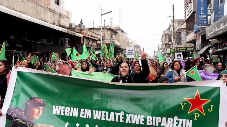 ROJAVA. Les femmes manifestent en soutien aux YPJ