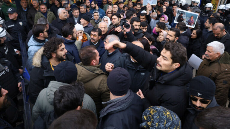 TURQUIE. 8 journalistes détenus lors d’un meeting dénonçant le meurtre de deux journalistes kurdes