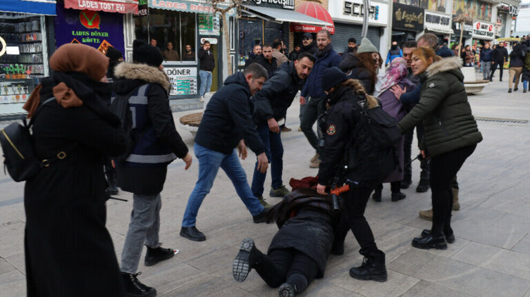 TURQUIE. La police attaque une marche organisée par les femmes kurdes