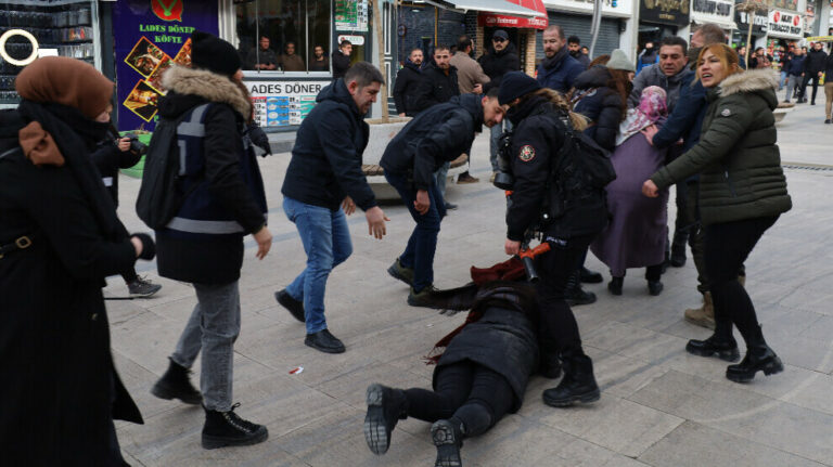 TURQUIE. Une députée kurde battue par la police