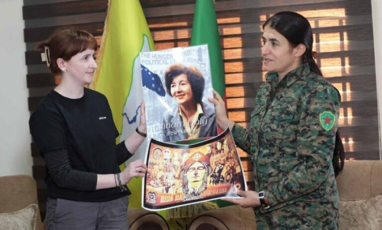 ROJAVA. Une délégation de militantes et de journalistes étrangères reçue par les YPJ