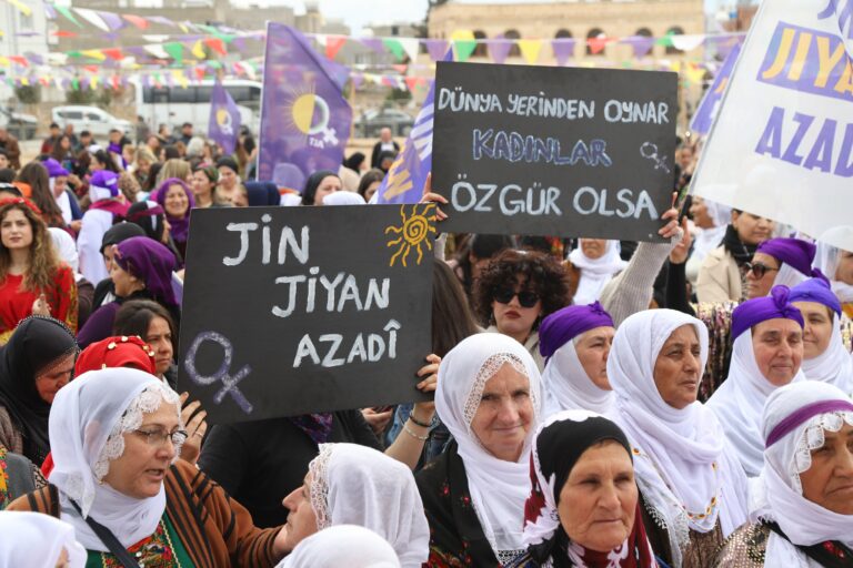 Abdullah Öcalan envoie un message aux femmes à l’occasion de la Journée du 8 mars