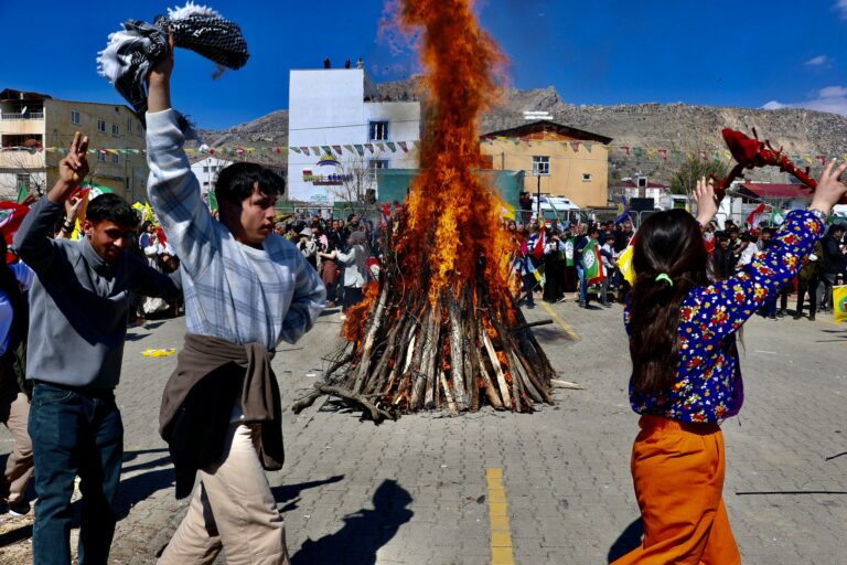 KURDISTAN. Le feu de Newroz allumé à Lice