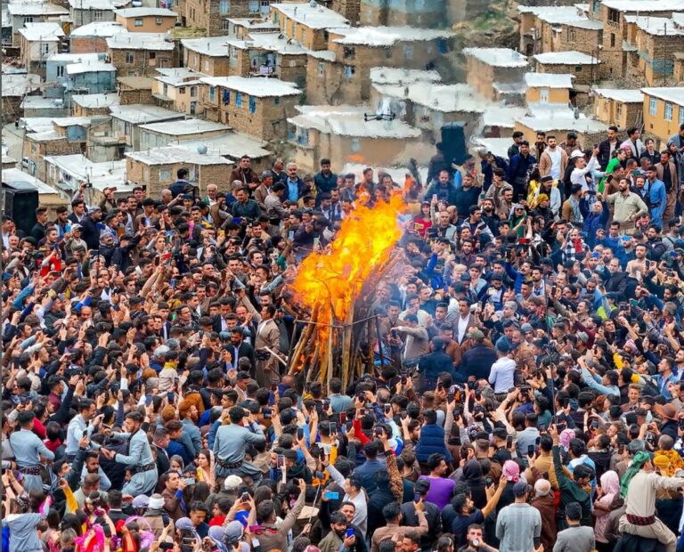 IRAN. Les Kurdes célèbrent le Newroz malgré la répression des mollahs