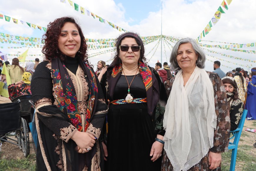 ROJAVA. Des femmes de Soueïda au Newroz de Qamishlo – Kurdistan au féminin