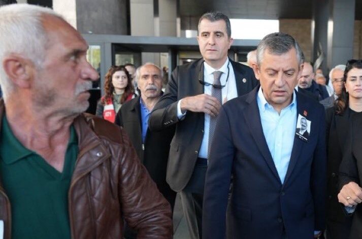 TURQUIE. Le chef du CHP attaqué à la sortie de la cérémonie funéraire d’Önder
