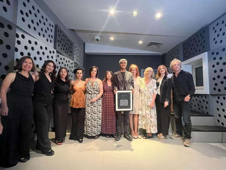 Le poète kurde İlhan Sami Çomak reçoit le prix international de poésie Jack Hirschman