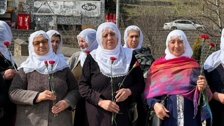 TURQUIE. Rencontre entre les familles des soldats et des combattants kurdes