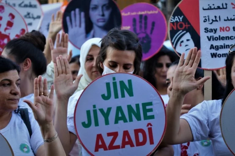 ROJAVA. L’association SARA lance une campagne contre la cyber-violence ciblant les femmes