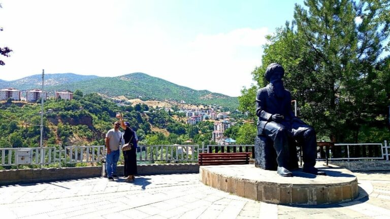 Besê Hozat considérée comme un symbole de paix et de victoire kurde au Dersim