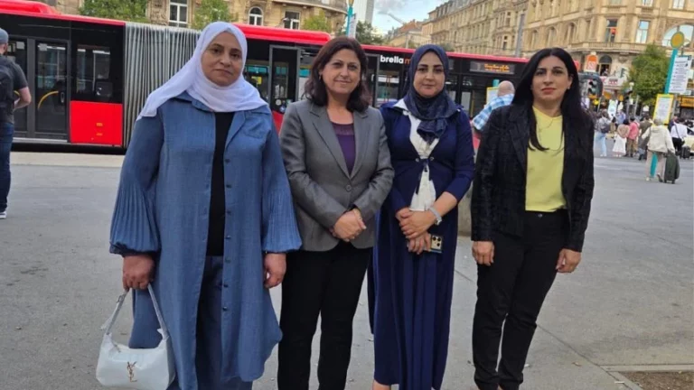 Une délégation de femmes du Rojava arrive en Europe