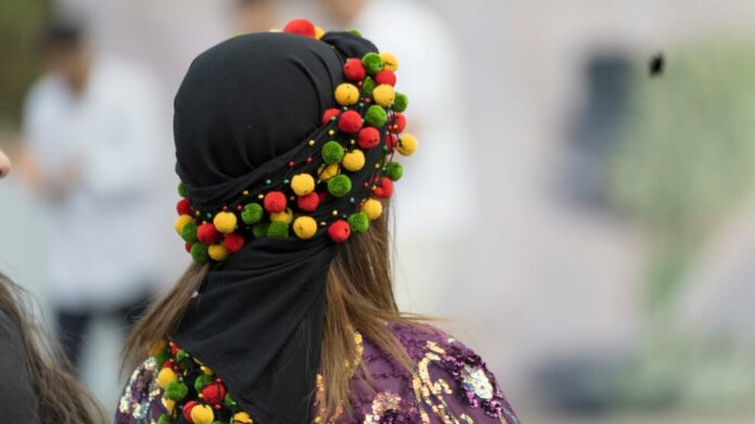 coiffe d'une femme kurde de dos