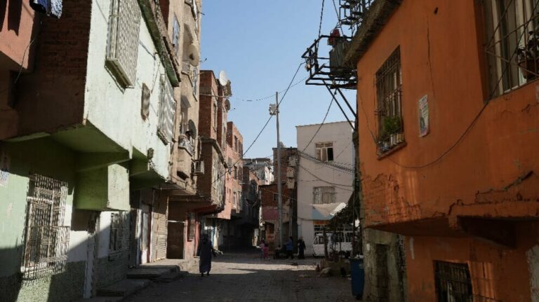 TURQUIE. Vide sécuritaire dans les quartiers pauvres d’Amed
