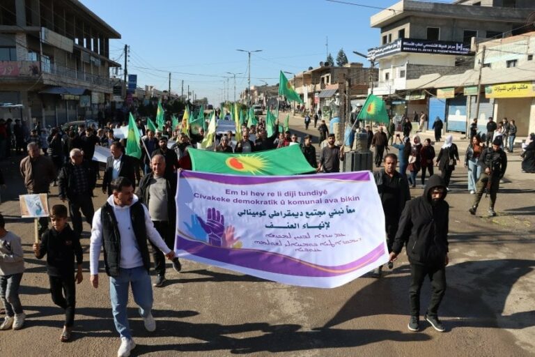 ROJAVA. Des hommes manifestent contre les violences faites aux femmes