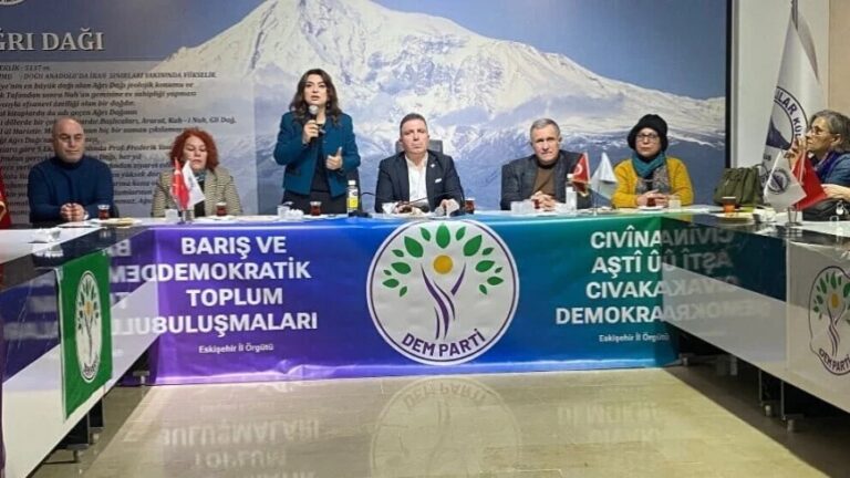 « On demande encore aux Kurdes de s’intégrer, mais à quel système ? »