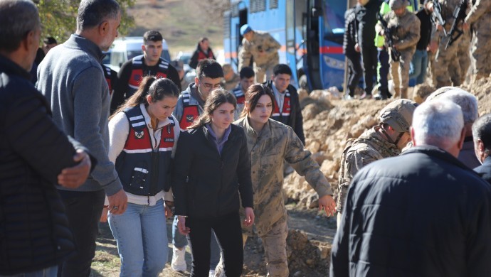 TURQUIE. Une otage kurde menottée lors de sa visite sur les tombes de ses proches morts le 11 décembre