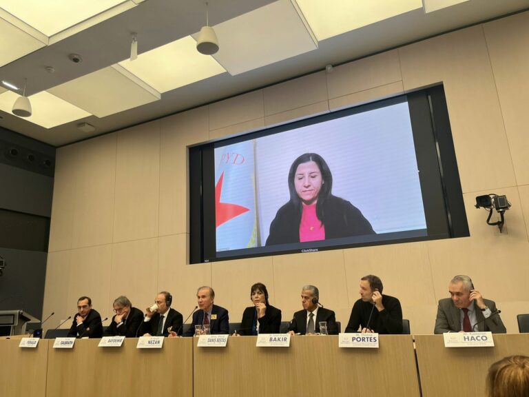 Galbraith défend la Constitution fédérale comme dernier rempart de la Syrie contre un pouvoir centralisé