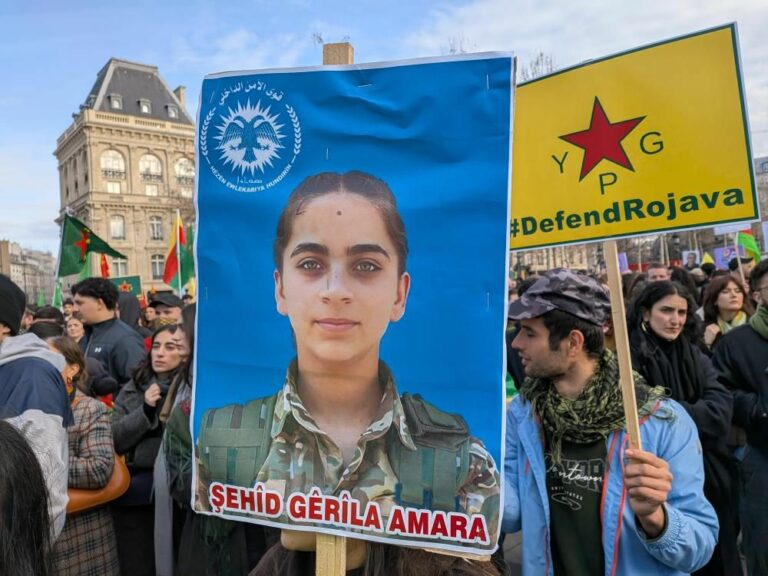 PARIS. Manifestation en soutien aux Kurdes massacrés en Syrie et en Iran