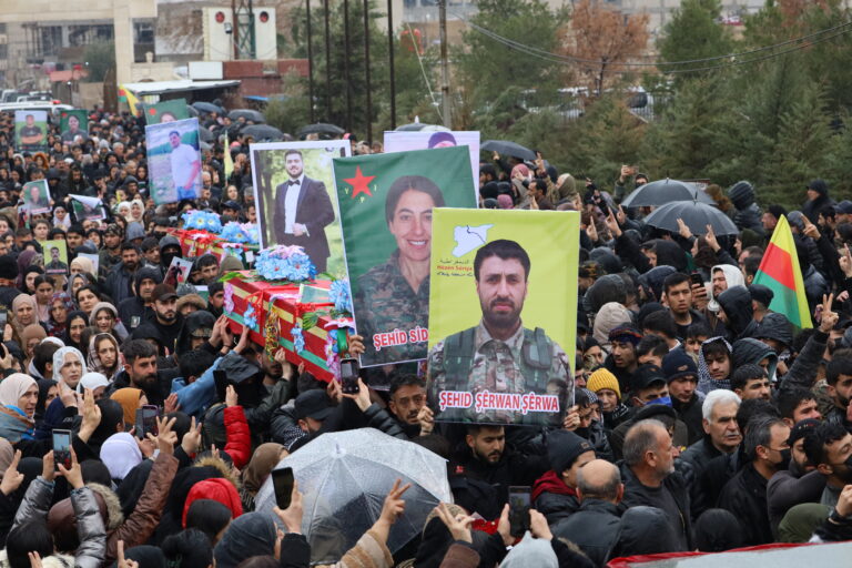ROJAVA. Qamishlo rend hommage aux martyrs de la liberté