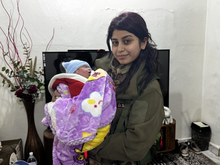 ROJAVA. Une patrouille des YPJ aide une femme à accoucher, le bébé nommé « Deniz Kezî »