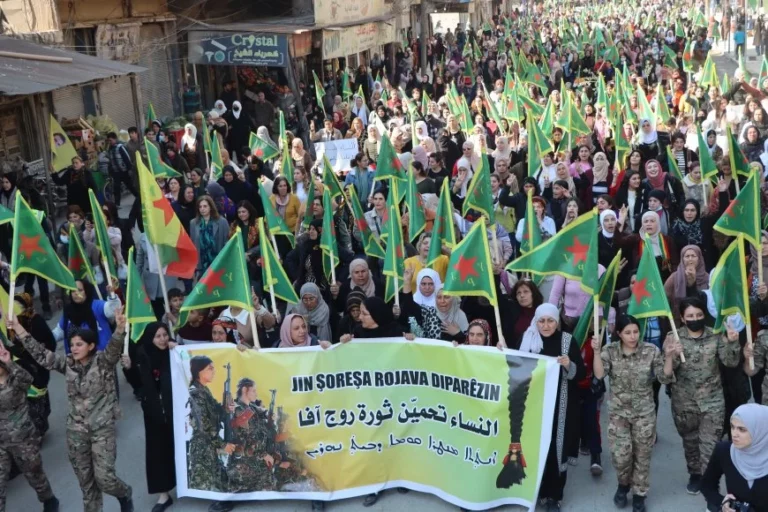 ROJAVA. Les femmes marchent pour leurs acquis