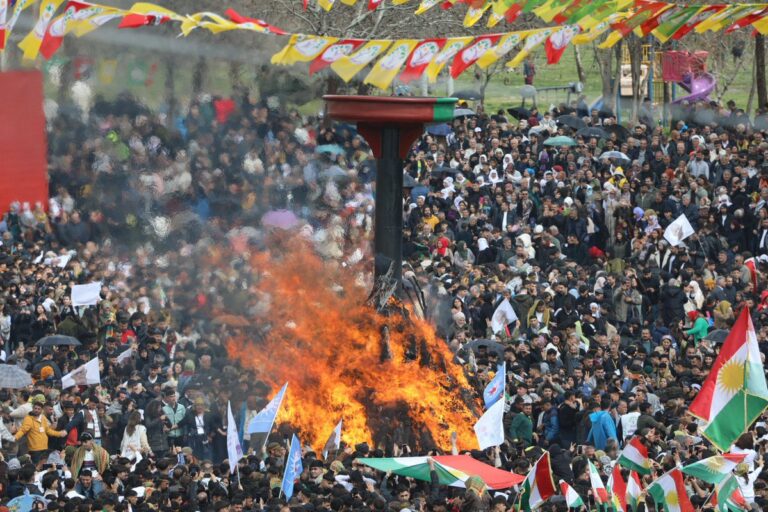 KURDISTAN. Newroz historique à Diyarbakir