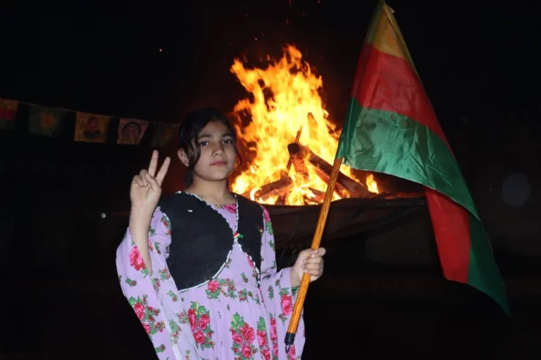 Les Kurdes entre espoirs et peur, entre deuil et joie : Newroz 2026 au cœur de la lutte
