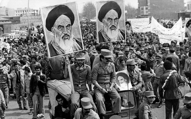 Histoire oubliée : la brève liberté du Kurdistan (1979) et l&rsquo;année où Khomeini y a mis fin (1980)