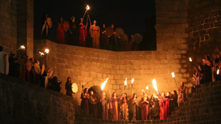 KURDISTAN. Les femmes allument des feux de Newroz à Amed